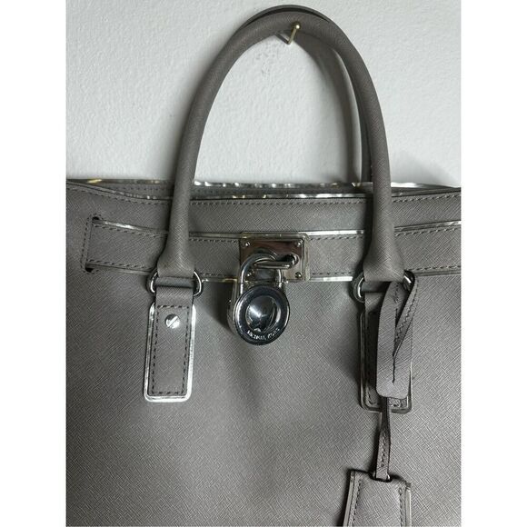 MICHAEL KORS HAMILTON LARGE PEARL GRAY LEATHER SILVER LOCK NS TOTE BAG SEE NOTES - Picture 2 of 15